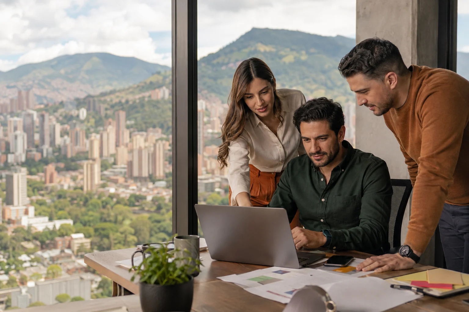 Equipo revisando una estrategia digital frente al paisaje urbano del Valle de Aburrá